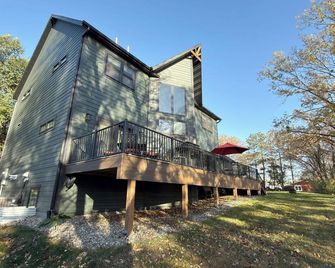 New Construction on Beautiful Lake Victoria! Close to town! - Alexandria - Будівля
