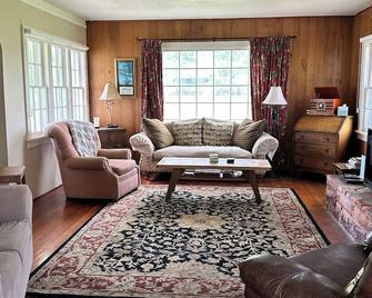 The River House. 5 miles from Crater Lake entrance. - Fort Klamath - Living room