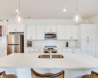 Charming Charlotte Townhome: 6 Mi to Downtown! - Charlotte - Cocina