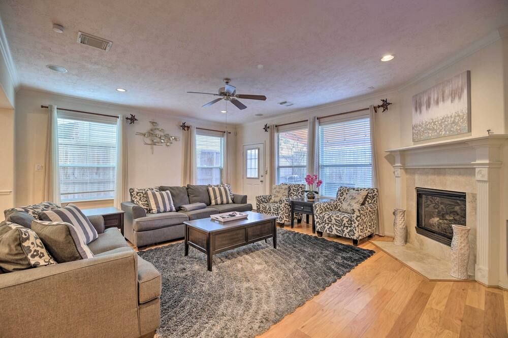 2,500 Sq Ft Townhome - Walk to Central River Oaks! - יוסטון - סלון