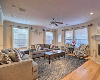 2,500 Sq Ft Townhome - Walk to Central River Oaks! - Houston - Wohnzimmer