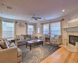 2,500 Sq Ft Townhome - Walk to Central River Oaks! - יוסטון - סלון