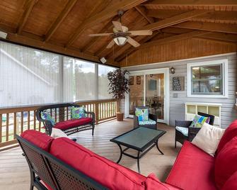 4 Bedroom 2.5 Bath Sleep 10- near Carowinds & next to lake Park - Pineville - Living room