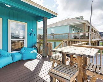 Walk to the Ocean: Family Retreat in Crystal Beach - Crystal Beach - Balcony