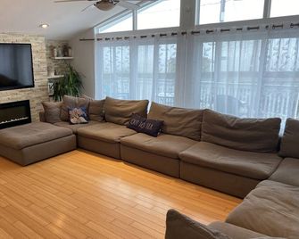Poseidons Palace - Pool Oasis - Beach View -2.0 - New Bedford - Living room