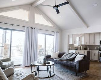Overlooks Stadium! Sleeps 10-12. Bbbq, Graduation, Razorback Games!! - Fayetteville - Sala de estar