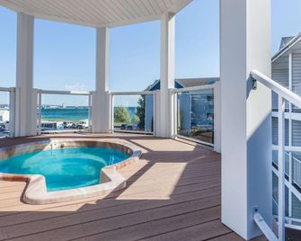 Ramada by Wyndham Mackinaw City Waterfront - Mackinaw City - Piscina