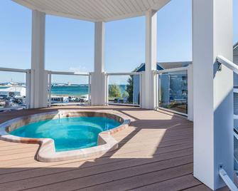 Ramada by Wyndham Mackinaw City Waterfront - מקינאו סיטי - בריכה