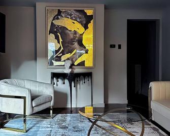 Private Parking & Patio • Stylish Urban Getaway - Pittsburgh - Living room