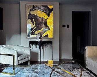 Private Parking & Patio • Stylish Urban Getaway - פיטסבורג - סלון