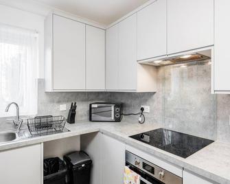 4 Bedroom House Free Parking Contractor' - Chelmsford - Kuchyň