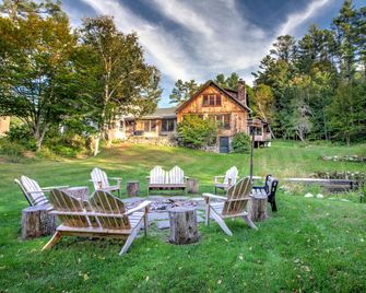 Historic 8BR Retreat with Hot Tub Near Stratton & Bromley, Londonderry, Vermont - Londonderry - Terasa