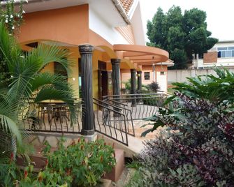 Impala Suites Hotel - Jinja - Gebouw