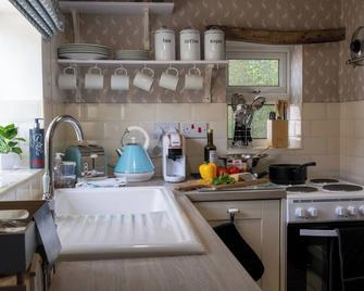 Pet Friendly Cottage, Near Amenities with Log Fire - Stonehouse - Kitchen