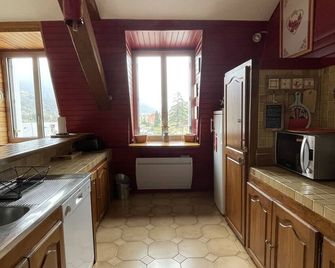 Apartment decorated mountain style in the heart of cauterets - Cauterets - Kitchen