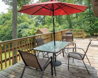 Pet friendly home just minutes from the river and a short drive to Luray Caverns - Luray - Balcony
