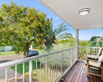 Peace within the palms, Castaways Beach - Sunrise Beach - Balcony
