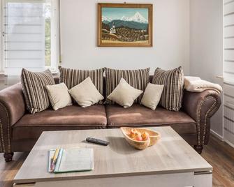 Apartment 'Ferienwohnung 2, 80qm' with Mountain View, Shared Garden and Wi-Fi - Balingen - Wohnzimmer