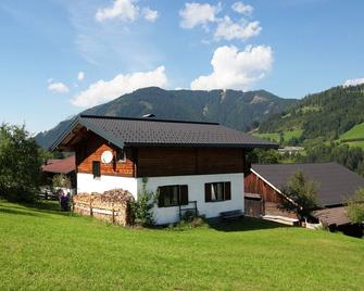 Charming Holiday Home in Hüttau with Barbecue - Hüttau - Building