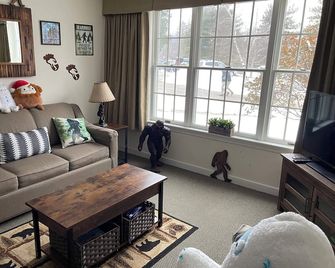 Unique Yeti-Theme Ski On Off Suite Jiminy-Sleeps 4 - Hancock - Sala de estar