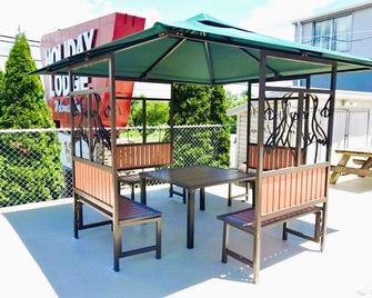Holiday Lodge Virginia - Pearisburg - Patio