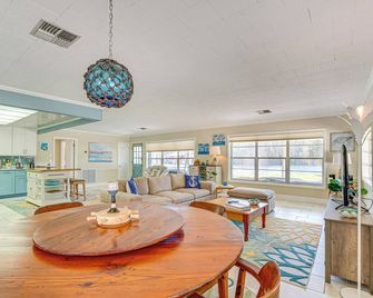 Dock and Lanai Riverview Homosassa Escape! - Homosassa - Living room