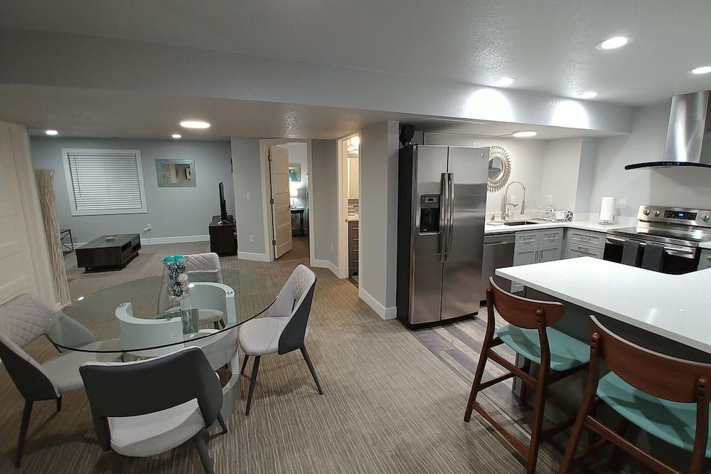 Luxury 900sf 2 Bedroom, full kitchen, Private Entry at Denver International - دنفر (كولورادو) - غرفة طعام