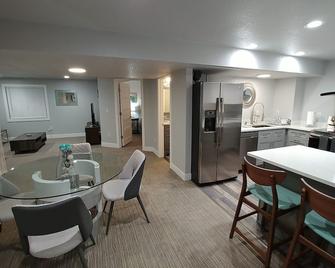 Luxury 900sf 2 Bedroom, full kitchen, Private Entry at Denver International - Denver - Comedor