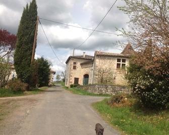 House in Itzac, in the shade of a Tarn heritage oak. - Cordes-sur-Ciel - Bâtiment