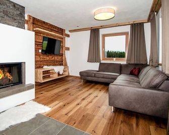 Chalet in Jochberg With Sauna & Mountain Views - Hollersbach im Pinzgau - Huiskamer