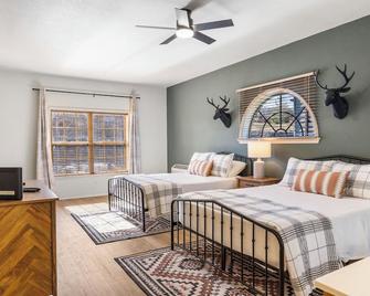 T Time Getaway - Overlooking Golf Views - Reeds Spring - Bedroom