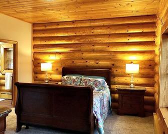 Keweenaw's Houghton Haven waterfront home. Secluded & private, yet close to town - Houghton - Bedroom