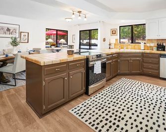 The Wild Rock Retreat - Graeagle - Kitchen