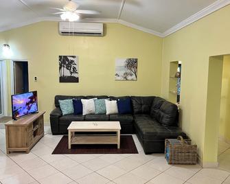 Private Villa, 2 minutes from the beach, 4 minutes to Georgetown - Georgetown - Living room