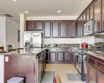 Large Menifee Home 1 Block to Neighborhood Park! - Menifee - Cocina