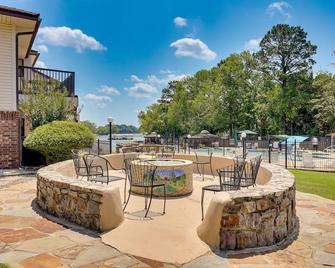 Hot Springs Resort Condo ~ 7 Mi to Bathhouse Row! - Hot Springs - Patio