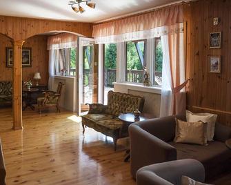 Holiday Home in Kashubia near Upside Down House - Szymbark - Sala de estar