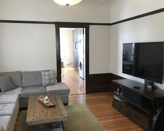 Spacious, Modern Edwardian Flat Close to freeway access & BART - San Francisco - Wohnzimmer