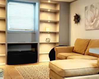 Red Door House - Lakeland - Living room