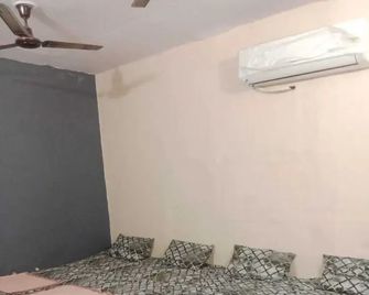 Holkar Seva Sadan - Vrindavan - Bedroom