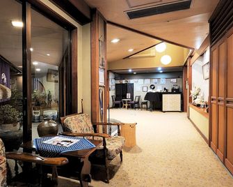 Ena Toutaro - Ena - Hall d’entrée