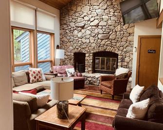 New Hot Tub!!! Wintergreen House/ Skiing/ Hiking/Golfing/Wineries And Breweries - Roseland - Sala de estar