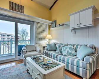 Pool and Beach Access Ocean City Condo with Balconies - Ocean City - Pokój dzienny