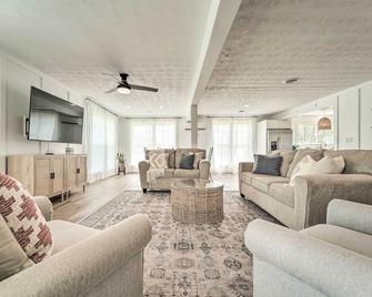 Cherokee Lake Home with Private Dock and Patio! - Bean Station - Living room