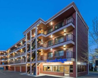 Howard Johnson by Wyndham Reno Downtown - Reno - Building