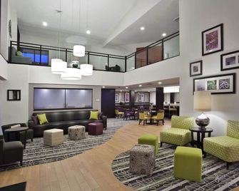 La Quinta Inn & Suites by Wyndham Detroit Metro Airport - רומולוס - טרקלין