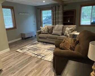 Okoboji Cabin - Spirit Lake - Living room