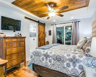 LBJ Lakefront-Private dock and swimming cove, great sunsets! - Marble Falls - Ložnice