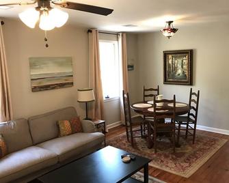 Furnished Turnkey Monthly Rental in Downtown Historic Norcross - Norcross - Living room