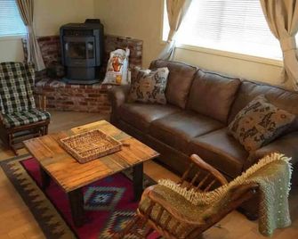 Closest Cabin to the Lake, AC, WiFi stargazing - Lake Isabella - Sala de estar
